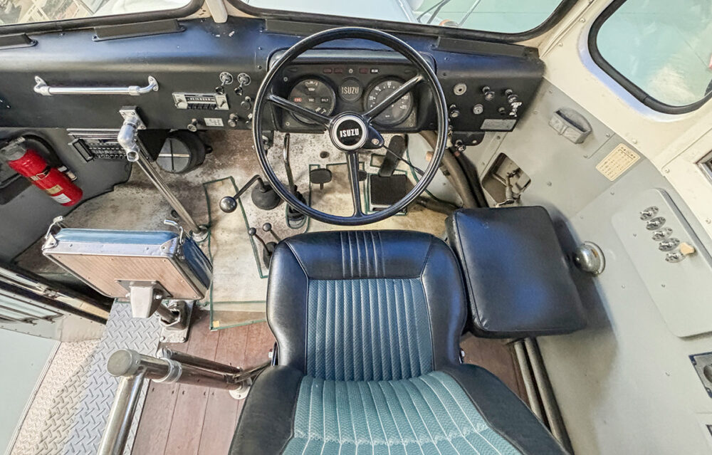 1971年式いすゞTSD-40型ボンネットバスの運転席