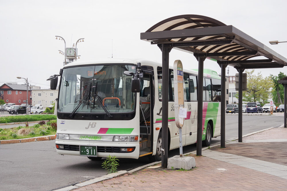 バスに代わった今もJR深川駅前のロータリーから発着している深名線