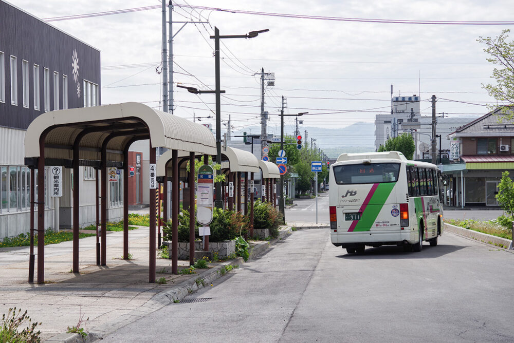 名寄駅前のロータリー内に深名線のバス停が置かれている