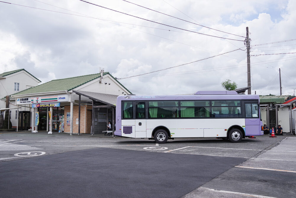 土佐山田駅駅舎のすぐ隣に大栃線のバス停がある。写真手前部分にあった大きな屋根（上家）は最近撤去された模様