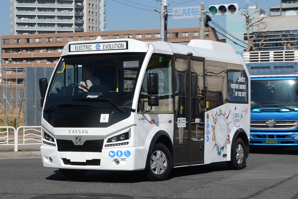 2車線道路の交差点を右折。ほかのクルマが走行していたのはもちろん、道路工事も行なわれている中、バツグンのフットワークでスルッと走る!!