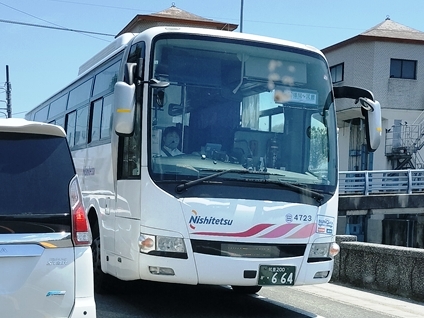 狭い道でもガンガン入っていく筑豊特急