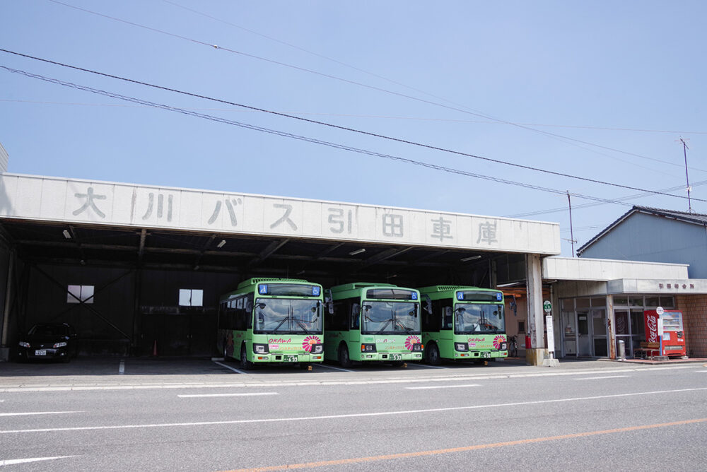 引田バス停は大川バスの車庫にもなっている