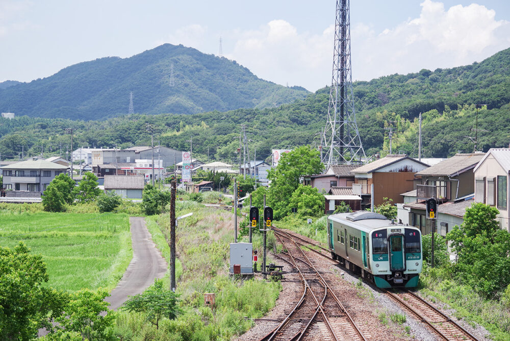 引田駅を出発した高徳線の普通列車