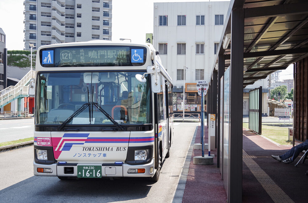 鳴門駅前に着いた引田線。この後バスは回送に