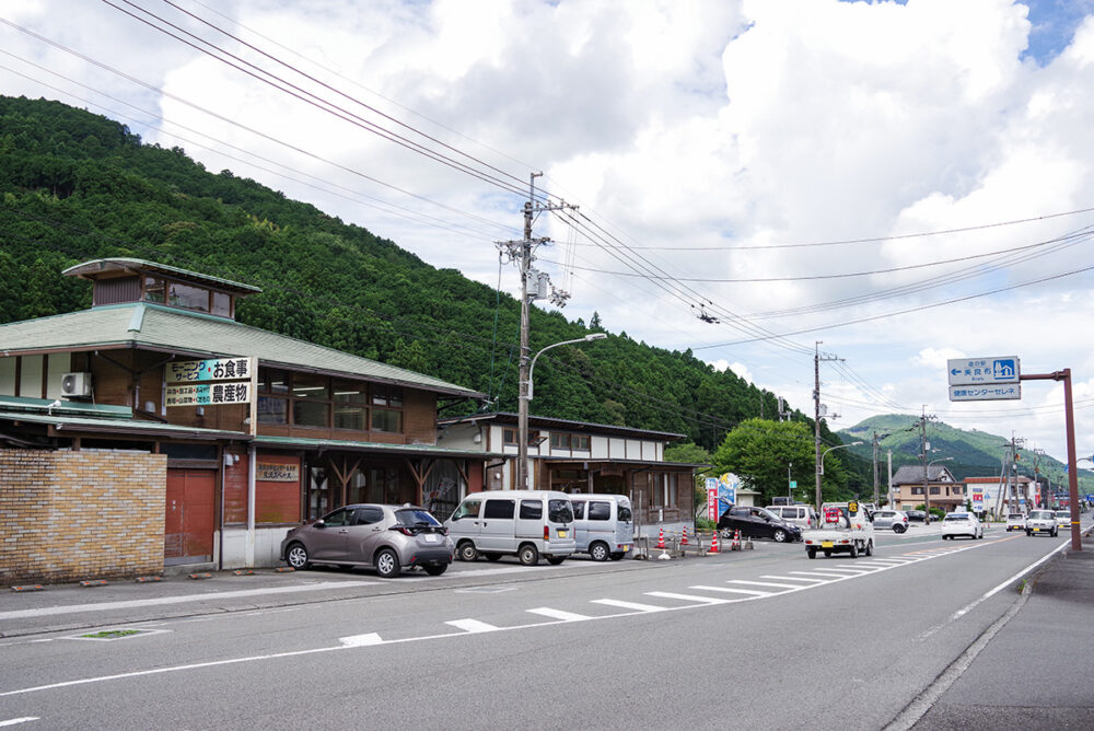 道路を挟んで左手前の建物が交流スペース、奥が物販コーナー