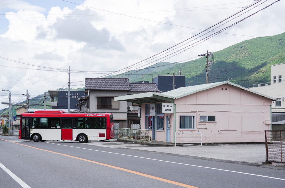 土佐山田駅行き大栃線が美良布バス停を出発