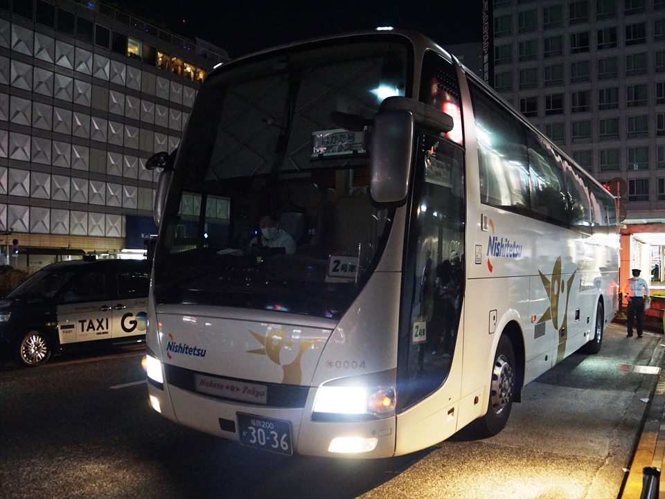 かつての京王新宿高速バスターミナルの近くにあるバス停に2号車が到着