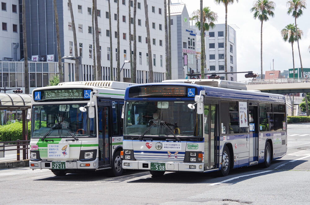 徳島市営バスの大型路線車・2009年式エルガ（右）