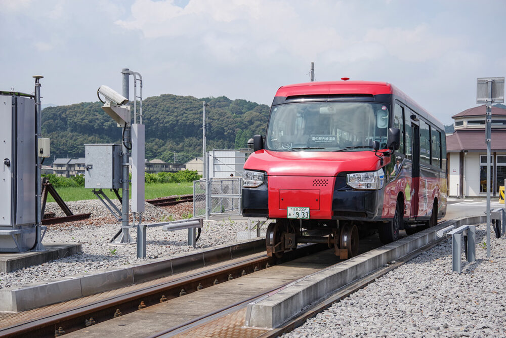 阿佐海岸鉄道DMVが鉄道モードにチェンジ中。鉄車輪が下りて車体が持ち上がっている