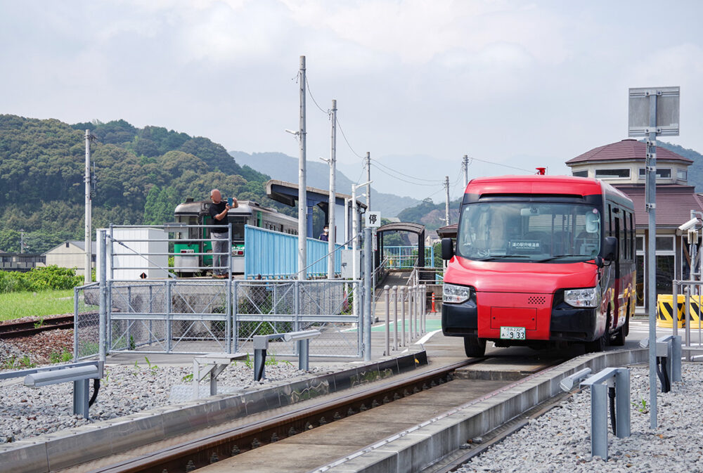 阿波海南駅でJR牟岐線と阿佐海岸鉄道DMVが顔合わせする