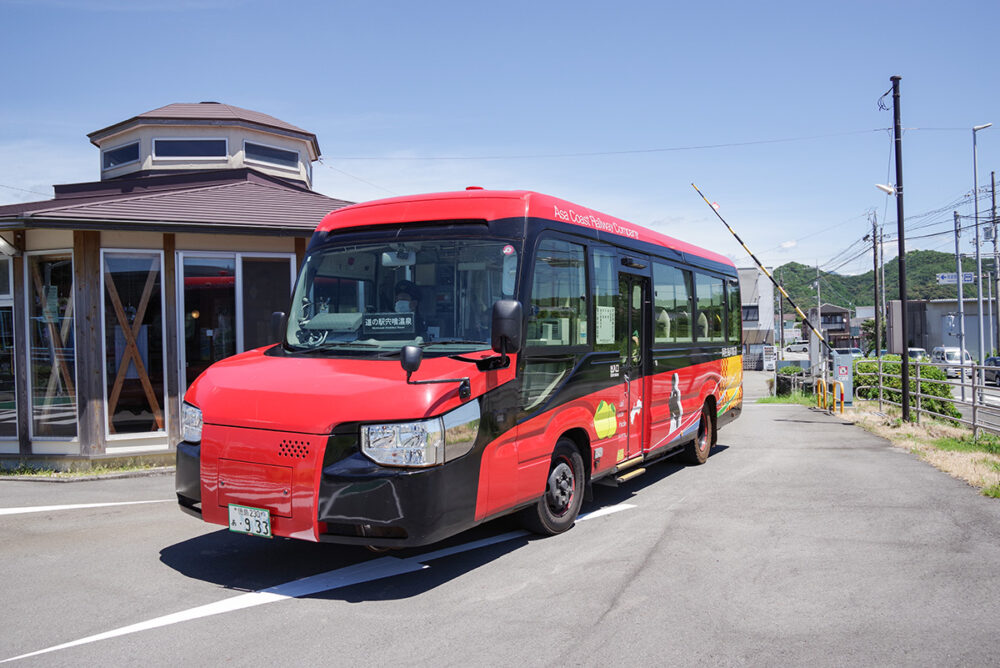 一般道を通って阿波海南駅に入ってきたDMV。出入口に遮断機がある