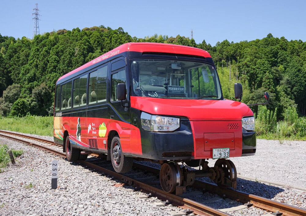 「へんなバス」の要素てんこ盛り!　阿佐海岸鉄道DMVは公道を走るアトラクション……なのか!?