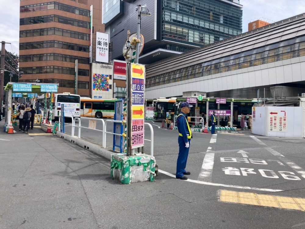 系統別に乗り場が細かく分かれる渋谷駅前バス停の「集まり」