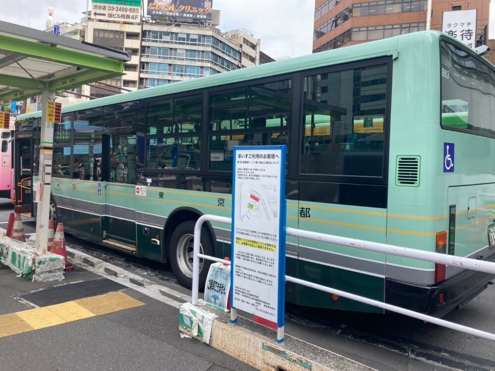 渋谷営業所のH863は復刻ラッピング車で1951年当時の都バスデザイン