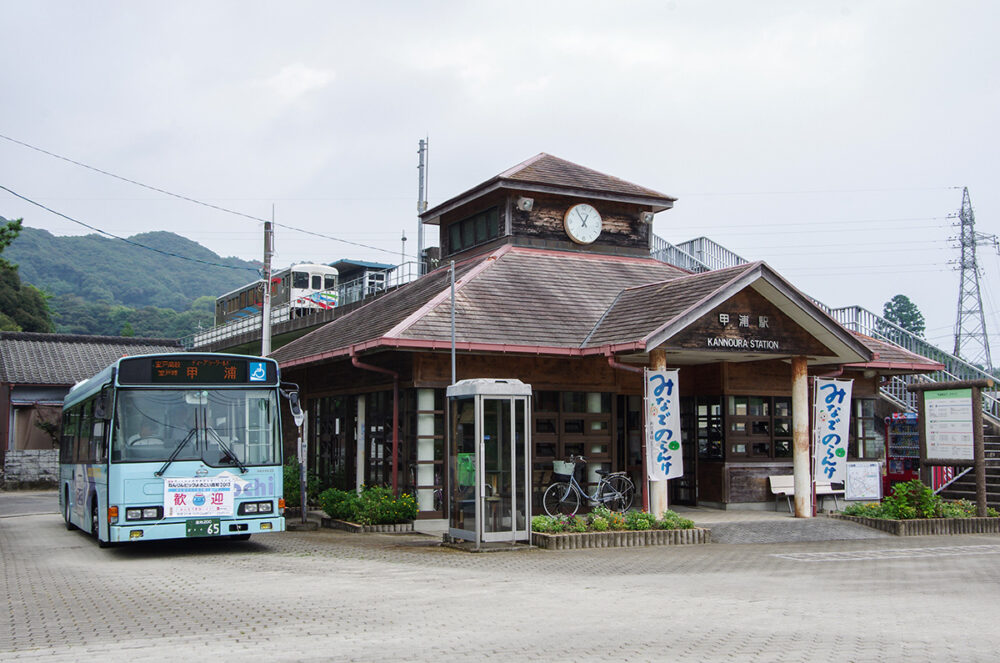 室戸岬方面から来た高知東部交通の路線バスが、甲浦駅で阿佐海岸鉄道線に接続（2013）