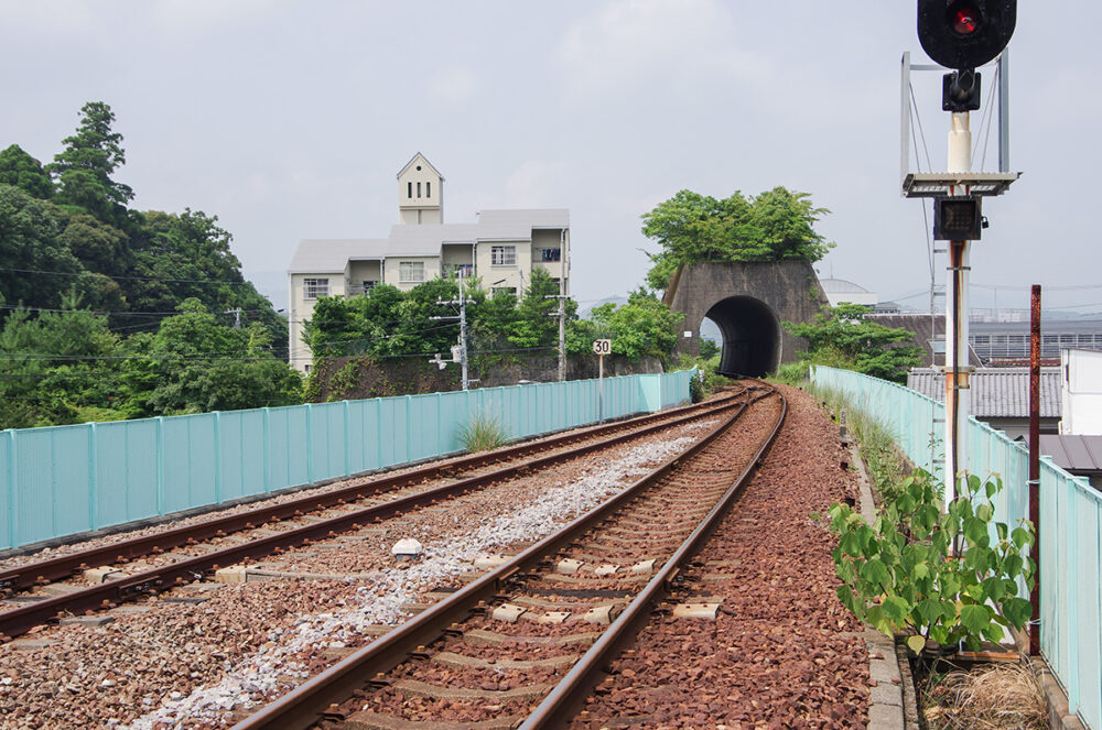 2013年当時の海部駅から阿波海南駅方面を見た様子。奥にあるトンネル（の、ようなもの）が有名な例のアレ