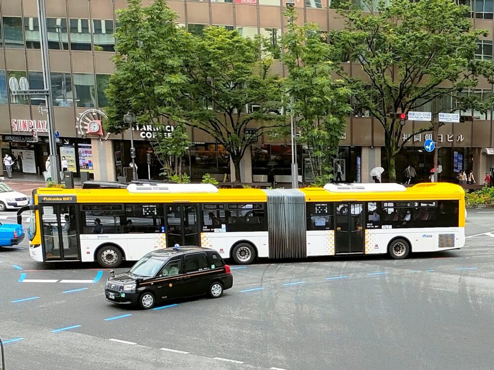 博多駅や天神ではバスが入らないように写真を撮るのが難しいほどバスの台数が多い