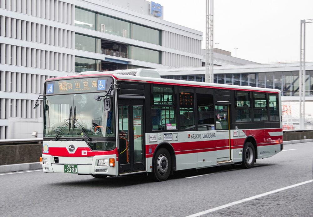 車体横に「LIMOUSINE」の表記がある2扉の大型路線車。ハイバックシート仕様だ