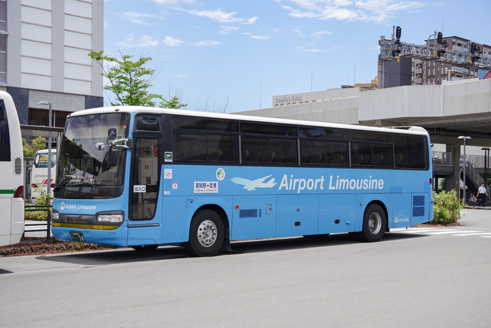 Airport Limousineと大書きされた高知空港への連絡バス