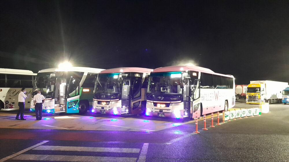 談合坂SAに停車中の夜行バス。最近の日本の夜行路線バスは快適なものが多い