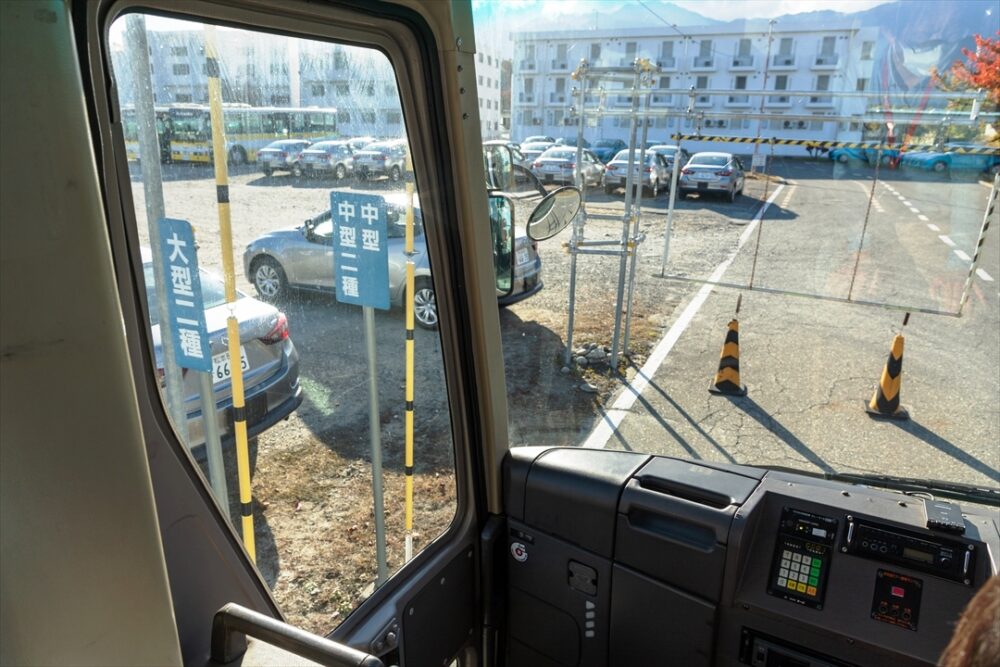 バス停の前に駐車車両がいる想定ではこのまま右にハンドルを切ると後ろが当たる