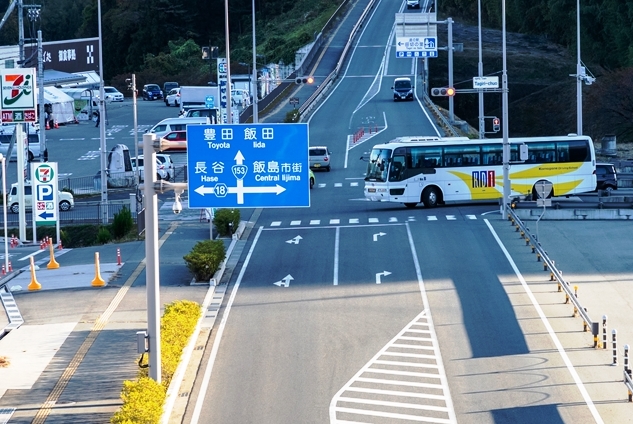 左折しようとしている記者運転のエアロバス