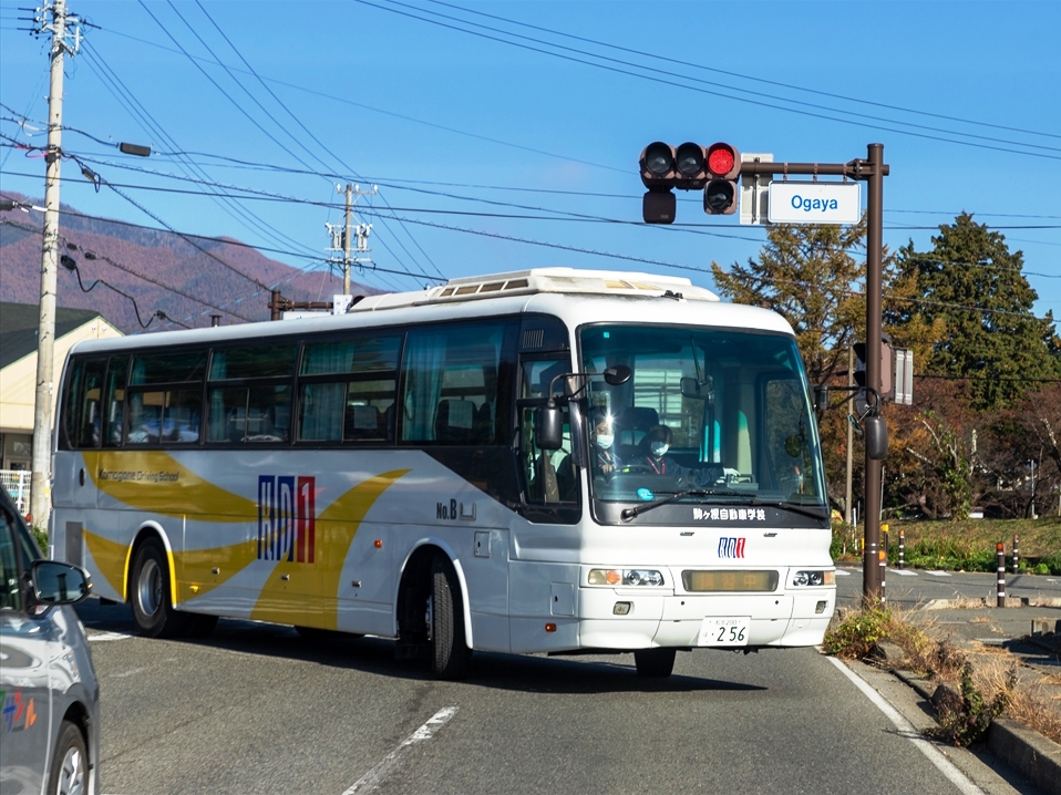 停止線は前に引かれているので対向車は停止している