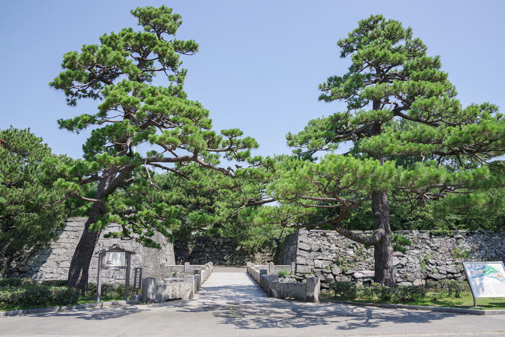 石垣が往時の様子を伝える徳島城址