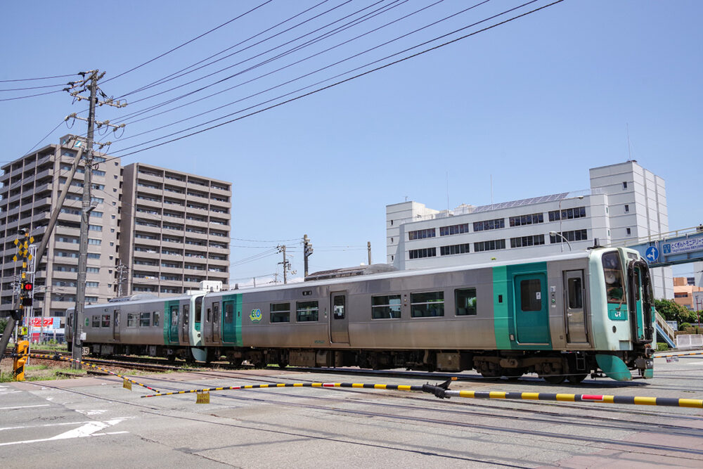 徳島県道30号線を高徳線の普通列車が横切っていった