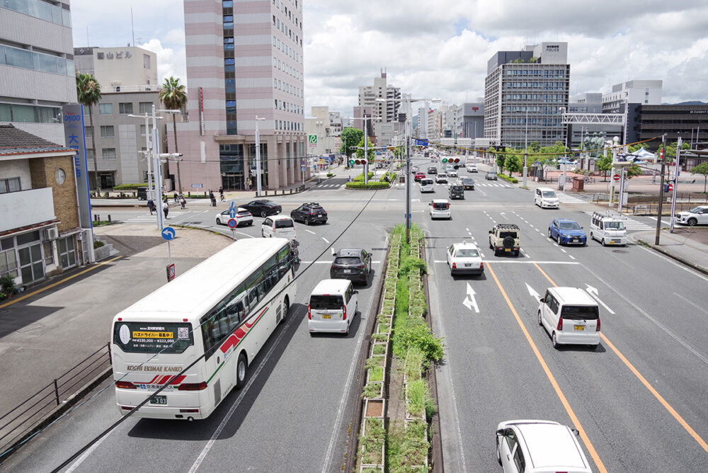 今の日本では車の左側通行が完全に根付いている