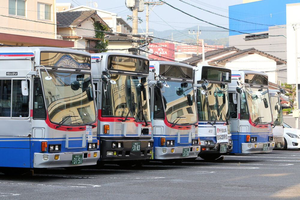 いすゞキュービックが停車する長崎バスの車庫。今では他で見られなくなった車種が並ぶ