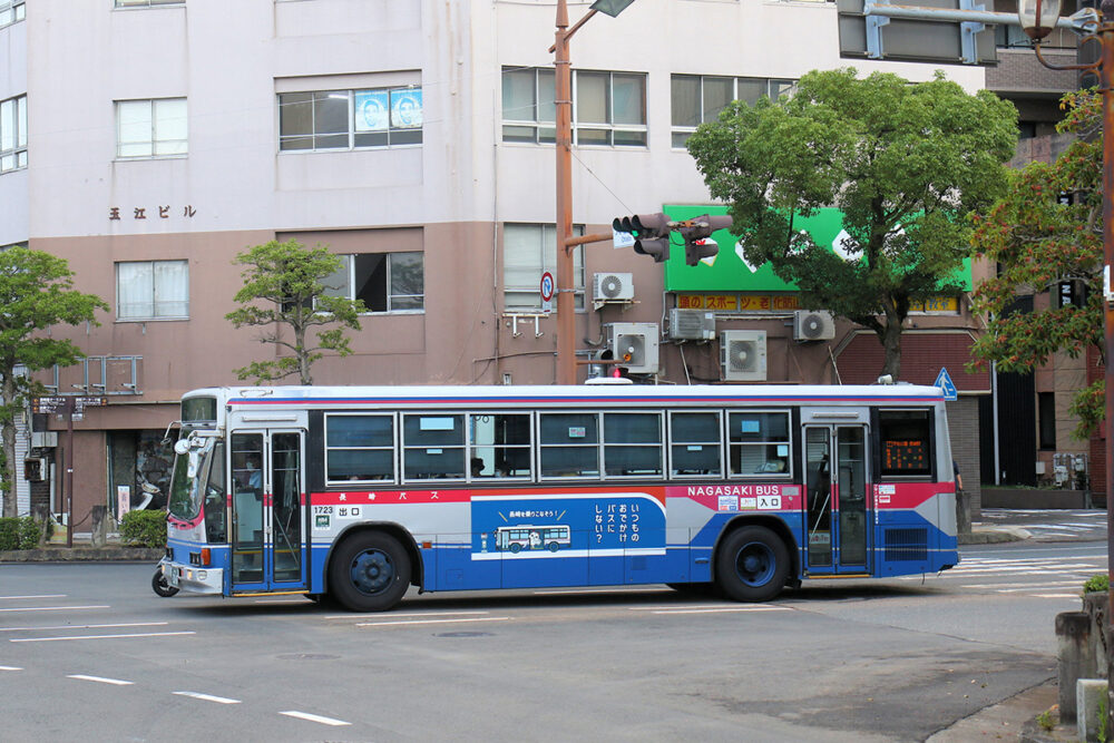 長崎バスは今では珍しくなった前後ドアを採用