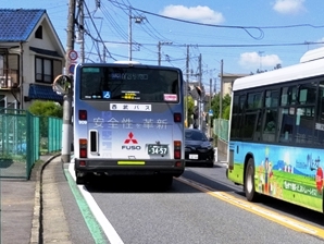 西武バスと関東バスで同じ経路を通る路線の例