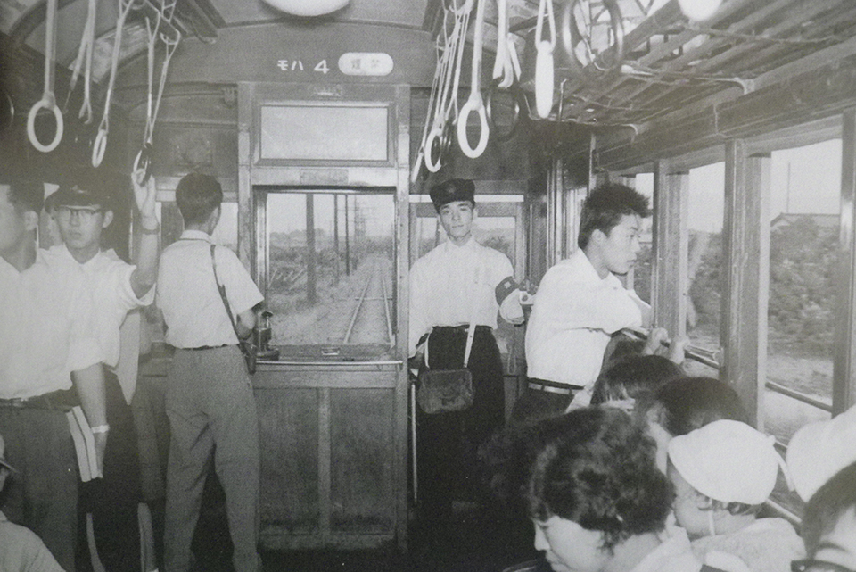 今日が最後の車内風景。車掌は若き日の川崎信幸氏（出展：山梨交通鉄道線回顧録）