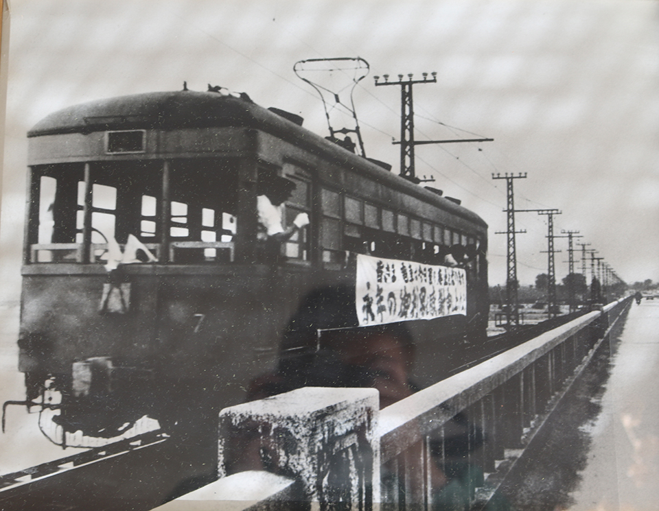 開国橋をゆく電車線最終日の電車