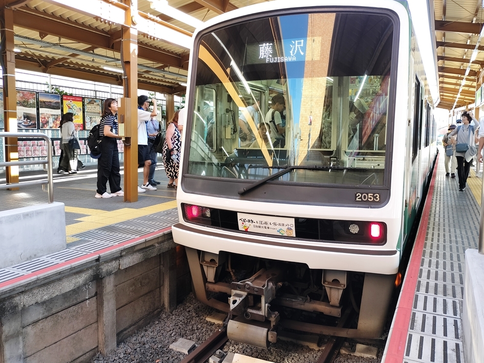 鎌倉での折り返し電車にも大勢の乗客