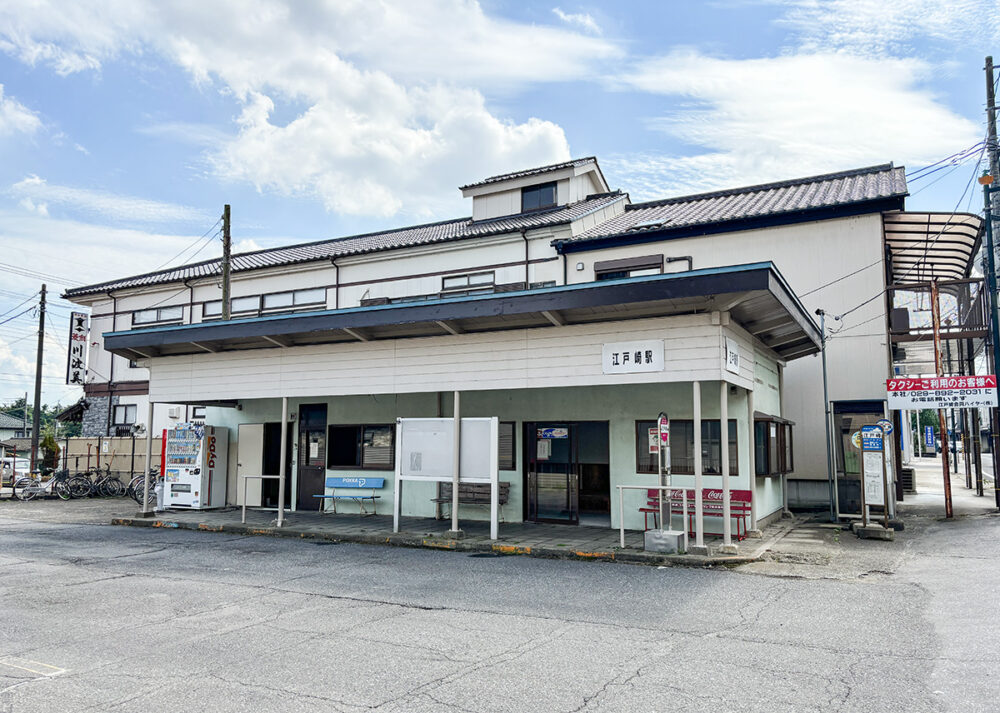 江戸崎バス停の待合所に「江戸崎駅」と掲示されているのがポイント