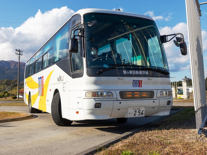 運転席は曲がり終えようとしているのに後輪はまだこれから！