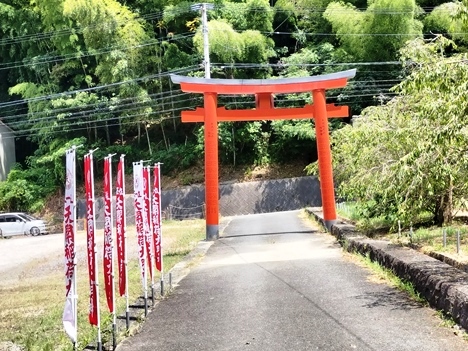 まほろば号のバス停から歩いて行くと天開稲荷社の鳥居が見えるのでくぐって右に5分程度登山する