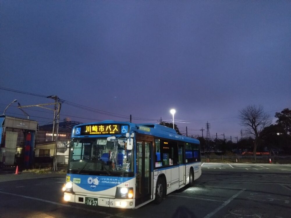 川崎市バス一例・いすゞハイブリッド車（川崎市交通局提供）