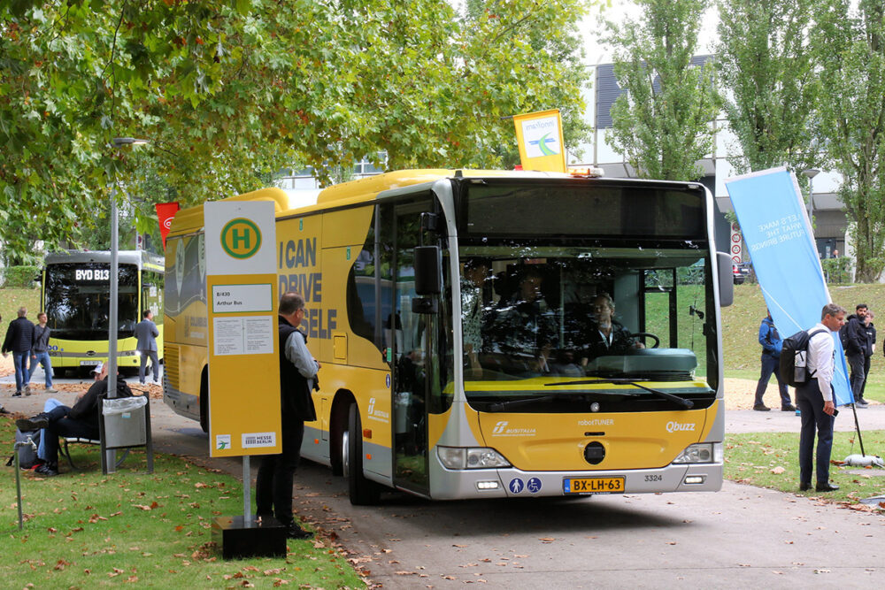 周回路をデモ走行するブシタリアの全自動運転バス