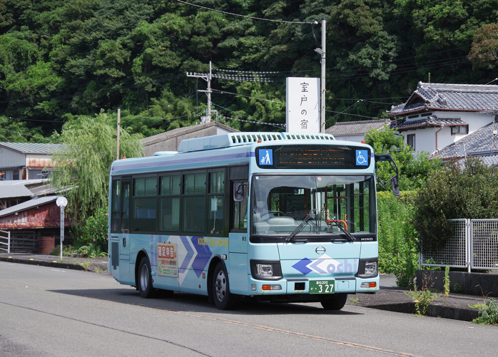 高知東部交通の現行カラーの中型路線車