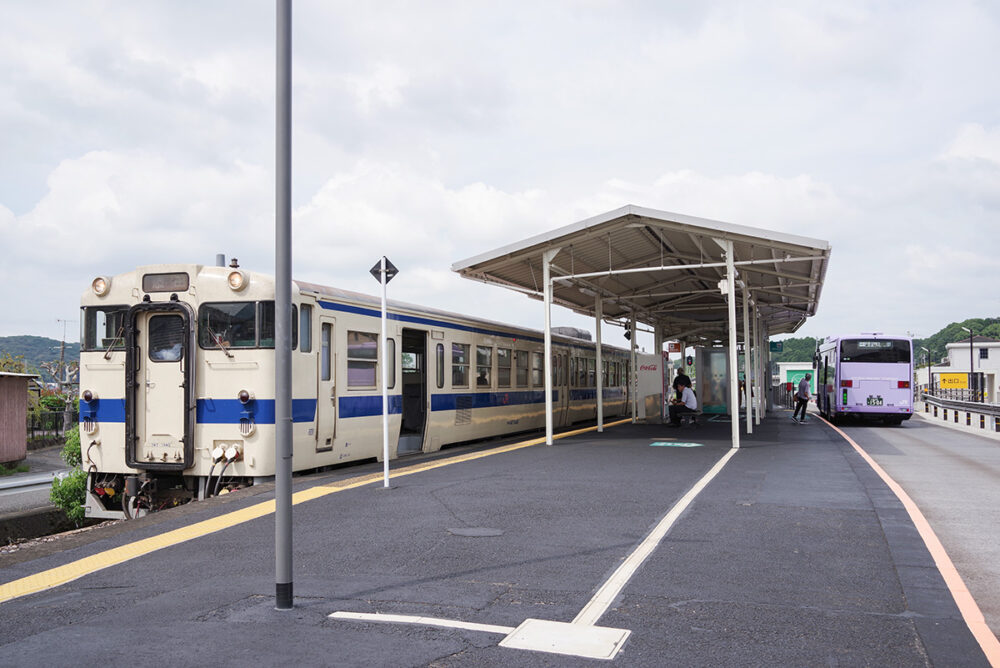 添田駅では同じホーム上で列車とBRTの乗り換えができる