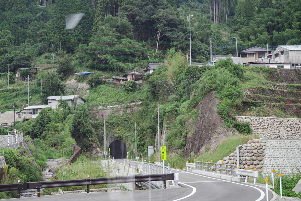 元・線路の専用道路。鉄道時代のトンネルも通る!!