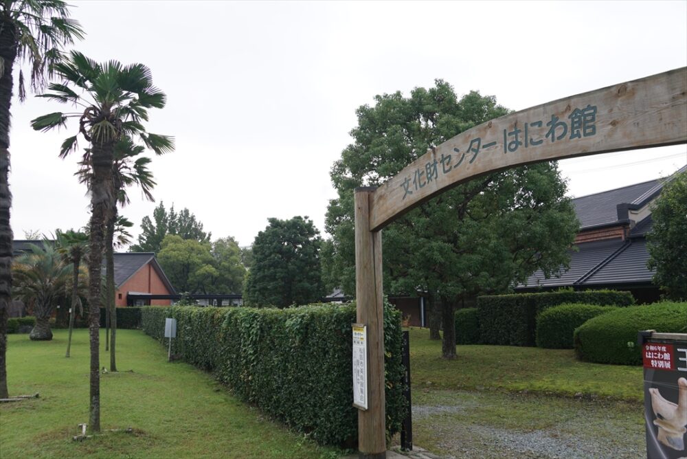 はにわ館裏には広大な芝生の公園もあるので休憩にも最適？