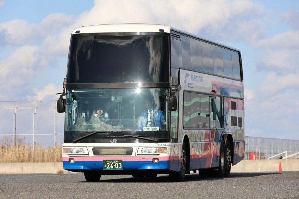 日本旅行が二階建てバスと大型トレーラーの運転体験ツアーを企画！　普通免許で運転OKってマジか？