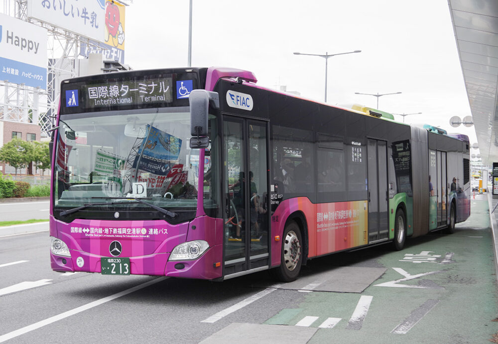 福岡空港のヌシ的存在感を放つ連節バス