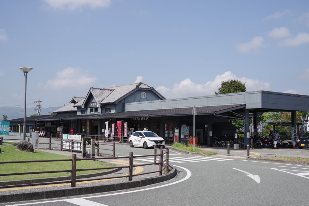 JR阿蘇駅。写真左奥に阿蘇駅前バス停がある。「ウソップ」と聞いてビビッと来る向きは要チェック!?