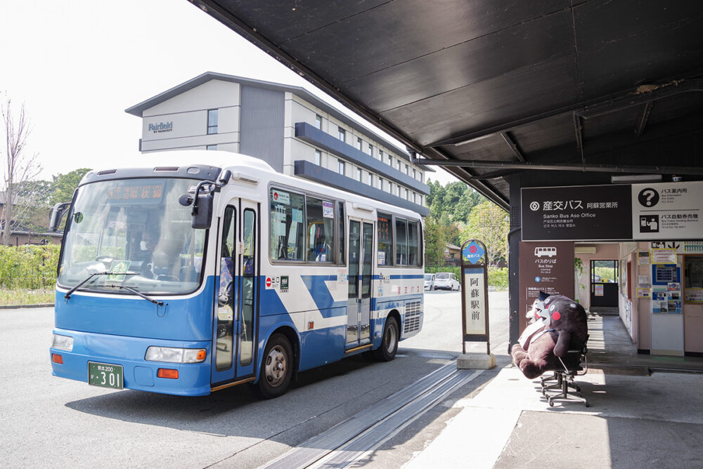 阿蘇駅前バス停に停車中の小型路線車（日野リエッセ）